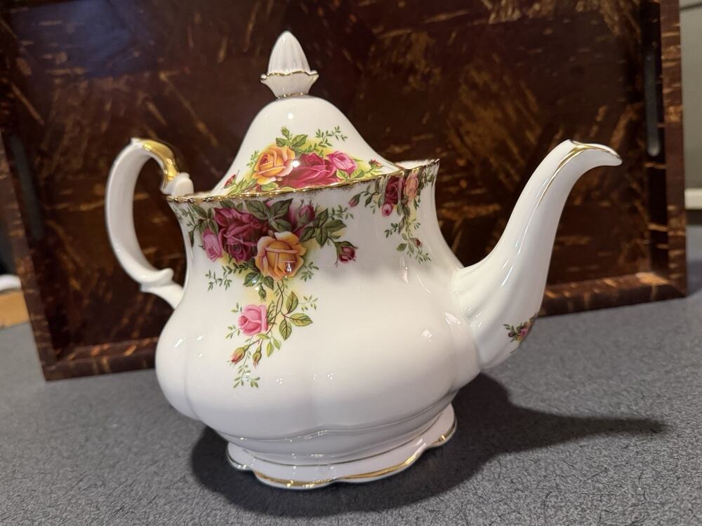 Vintage ROYAL ALBERT OLD COUNTRY ROSES LARGE TEAPOT England Bone China 1962 Gold